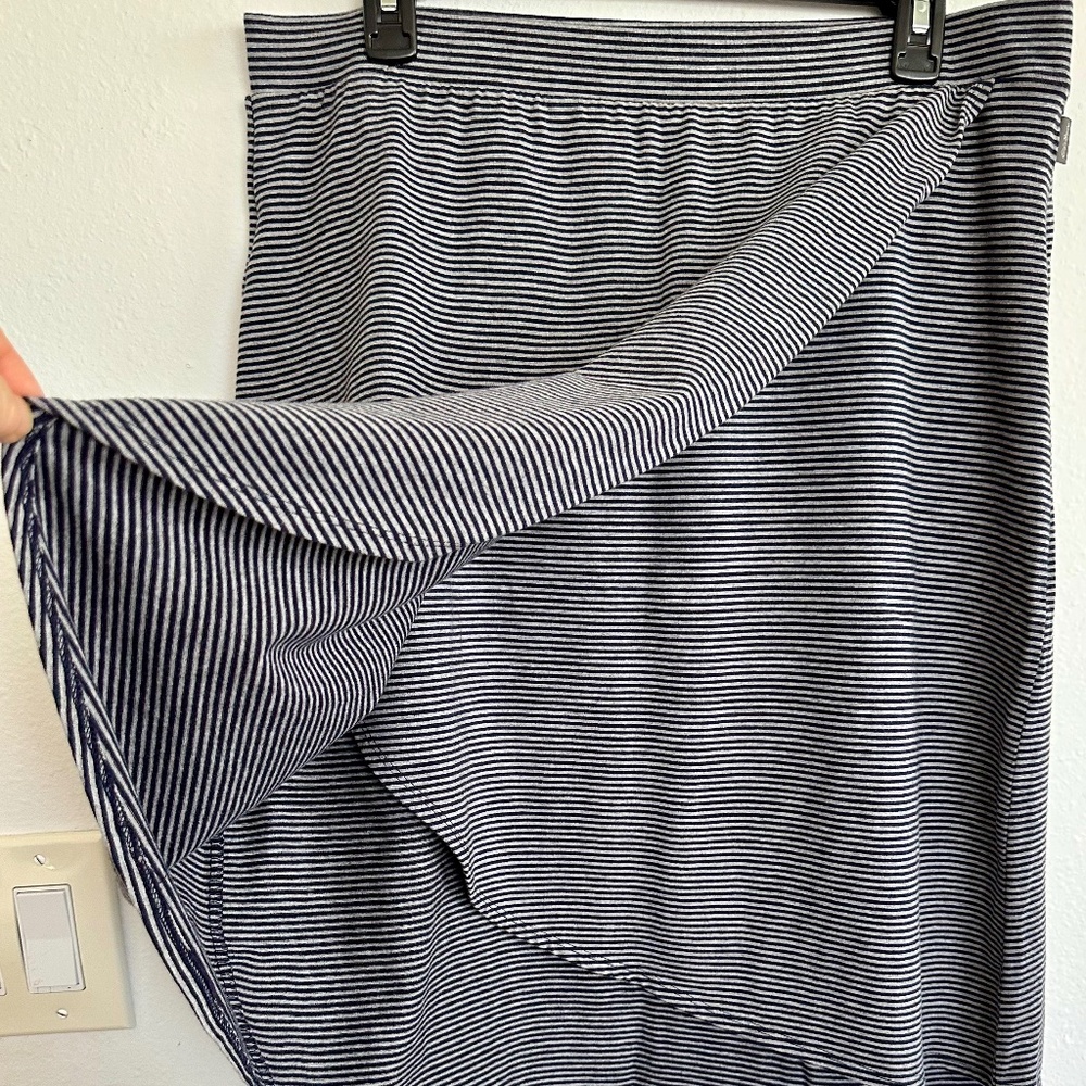 Eddie Bauer Stretchy skirt with black-gray stripes Sz L, NWOT